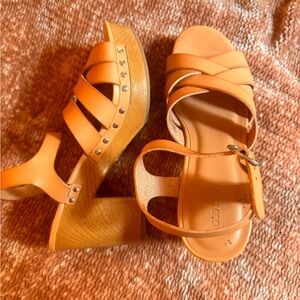 Old Navy Women's Tan Platform Sandals